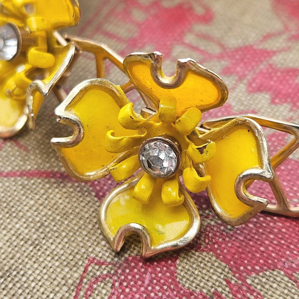 Vintage 70s Yellow Enamel Dogwood Flower Link Bracelet Gold Tone Rhinestones